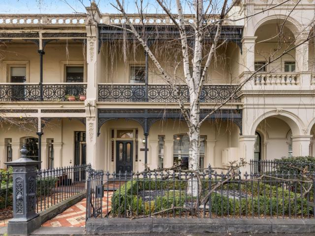 A Distinguished East Melbourne Residence of Enduring Elegance