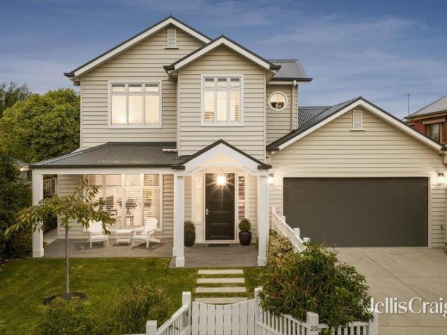 A distinguished residence of style, space and superior craftsmanship