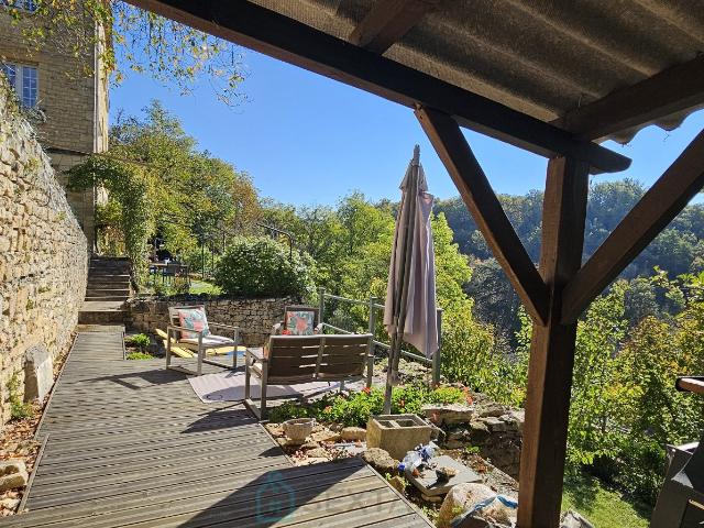 A Domme superbe maison baignée de lumière, au calme en parfait état avec vue