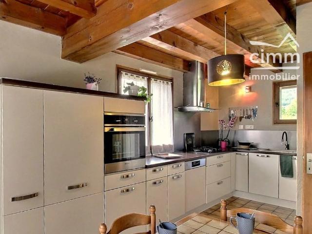 A DOMANCY Maison familiale 5 chambres sur 1 200 m² de terrain