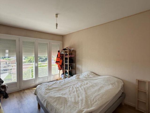 A DONZERE, PROCHE CENTRE VILLE APPARTEMENT F4 au 2EME ETAGE