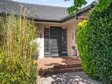A double brick Hills beauty with corner block reach and nature on call