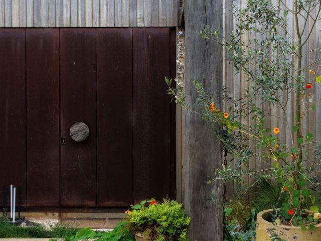 A Fully Furnished Rural Home with Vineyard Outlooks