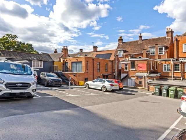A fully refurbished one bedroom apartment with air conditioning in the heart of Sunningdale