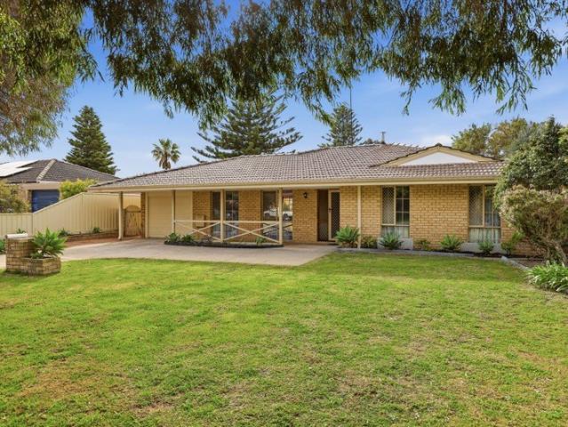 A Fabulous Home on a Large 809M2 Block Close to Beach and Schools