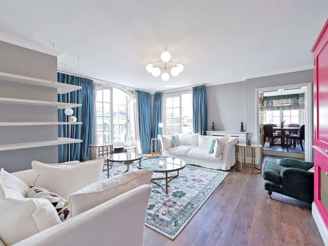 A fabulously located apartment with direct views of the River Thames and Windsor Castle, just off Eton High Street close to Station, shops and restaurants