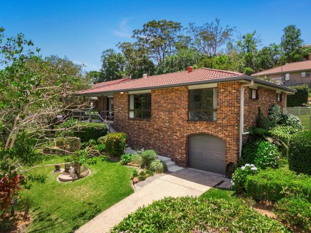 A Family Haven Surrounded by Water and Parklands
