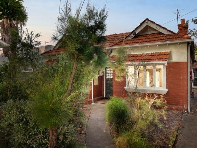 A family hideaway one block from the bay