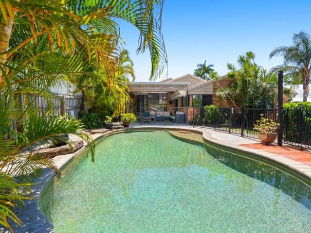 A Large Family Home Featuring a Full Size Second Dwelling With Genuine Flexibility & Unbeatable Value