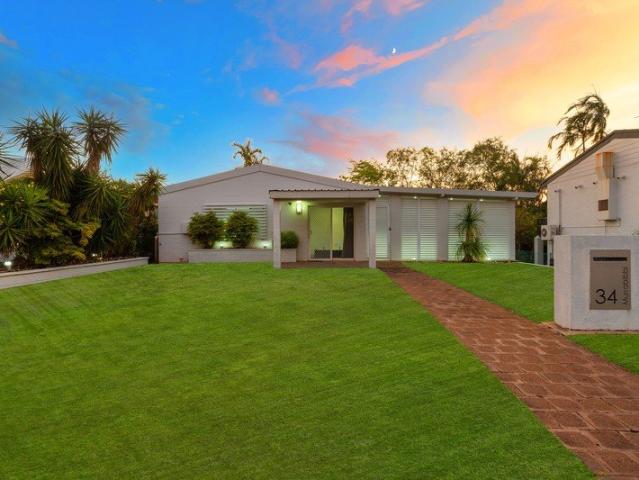 Stunning Family Home 4 Bed, 3 bath, Pool!