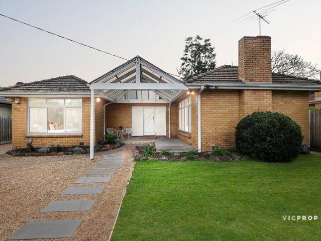 A Family Home with Room to Grow on 658 m² Approx