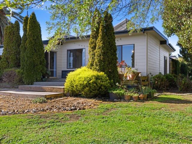 A Family Lifestyle Haven on 2.5 Acres Approx