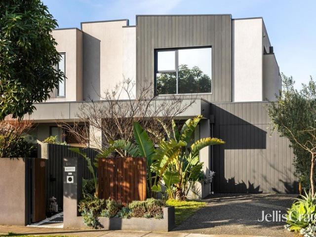 A family sanctuary with two tropical courtyards