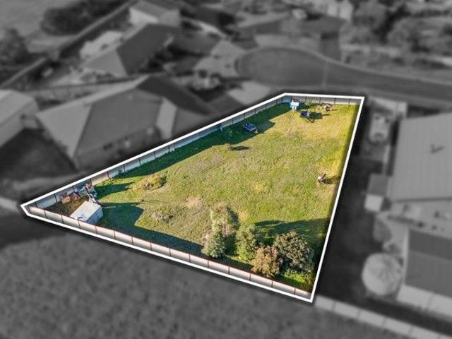 A Fantastic 909sqm Block in an Established Family Friendly Estate
