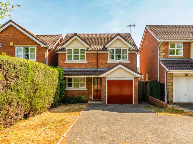 A fantastic three bedroom detached home in Topham Avenue, Worcester. To Let £1,400pcm