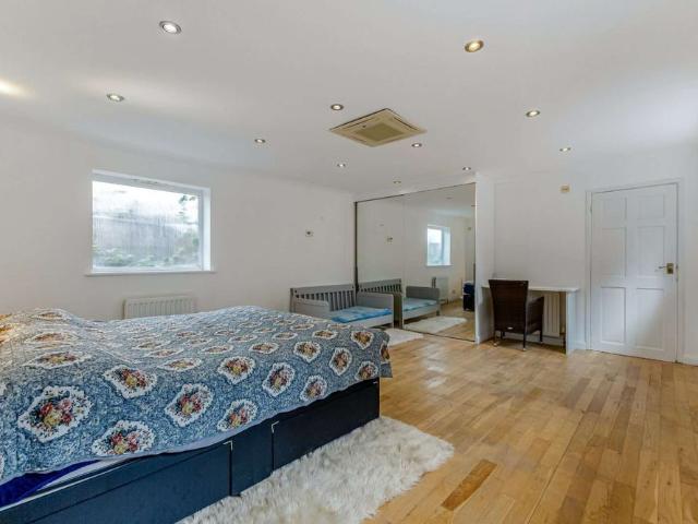 A fantastic and versatile detached five bedroom family home with two bedroom annexe