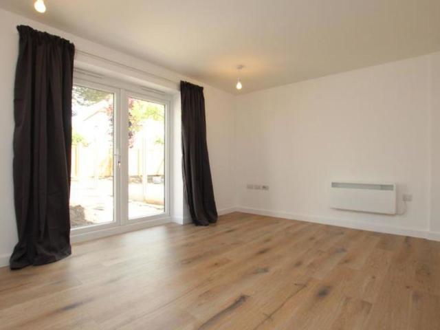 A fantastic opportunity to rent this modern one bedroom, unfurnished flat with garden. Set in heart of Fishponds its well served by local shops and major road links. Sure to attract a lot of interest. Please contact us for more details.