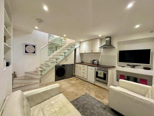 A fantastically quirky 1 bed HOUSE!