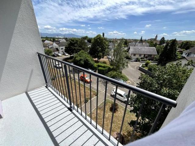 A Fessenheim, au 3? et dernier étage d'une résidence bien située, découvrez cet appartement lumineux de 68 m² avec deux balcons et cave