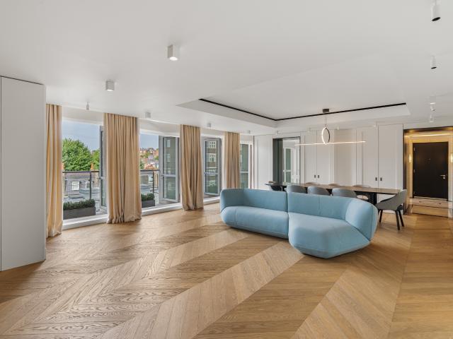 A Fifth Floor Apartment with Far Reaching Knightsbridge Views