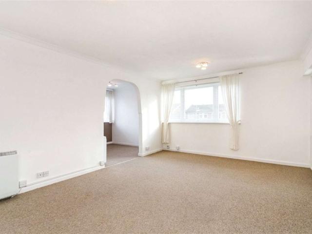 A first floor, bright and airy flat situated under half a mile from local amenities and Bourne End train station