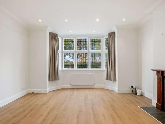 A five bedroom Semi Detached house in Wandsworth