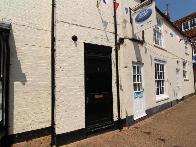 A Flat off the High Street, Stony. 1 bed flat to rent £1,025 pcm £237 pw
