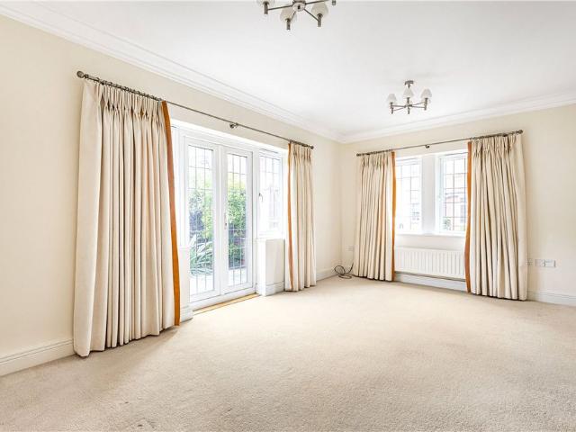 A flexible family home situated in an excellent location in the Oxford Waterways development with accommodation over 3 levels. Rent includes gardening