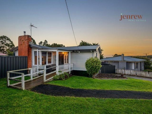 A flowing 4 bedroooms and 2 bathrooms!
