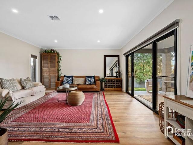 A FOUR BEDROOM TOWNHOUSE WITH MODERN FEATURES IN KENNINGTON