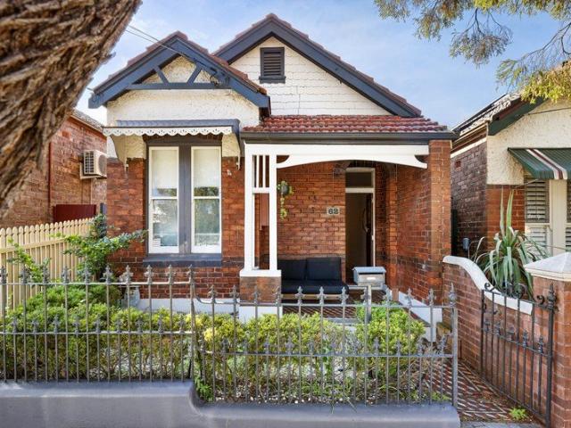 A freestanding Edwardian on a sunny dual access block