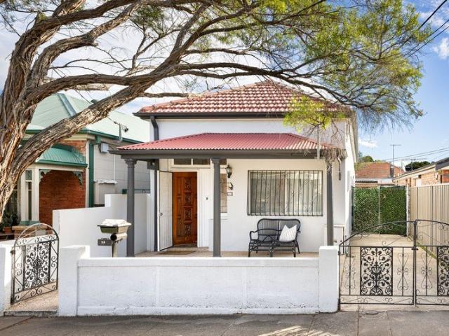 A freestanding Petersham classic with endless possibilities