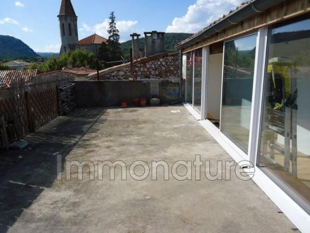A GANGES, bel appartement avec terrasse et vue dégagée