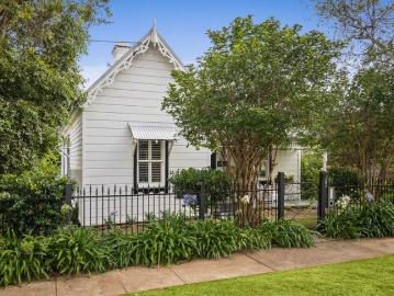 A Garden Cottage Where Time Slows and Life Softens