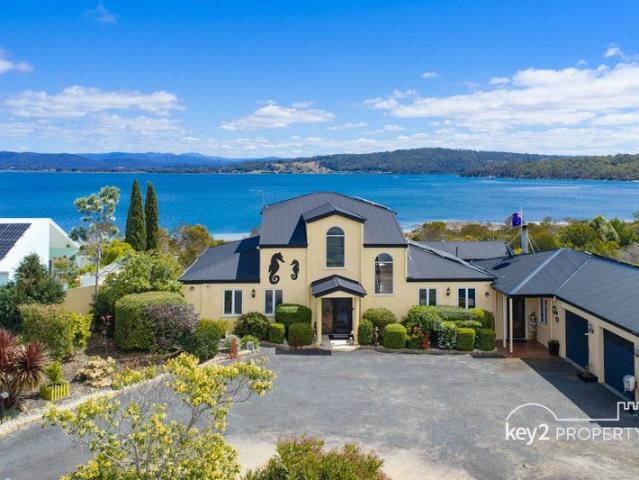 A Garden Sanctuary Overlooking Georges Bay