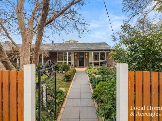 A Garden Sanctuary Where Country Charm Meets Timeless Living