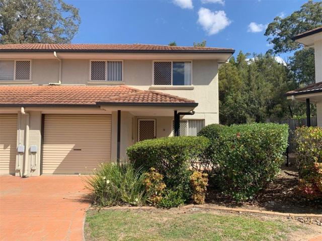 A Gated & Lovely Townhouse with Serene Location in Calamvale! Comes with an Extra Large Back and Side Yard