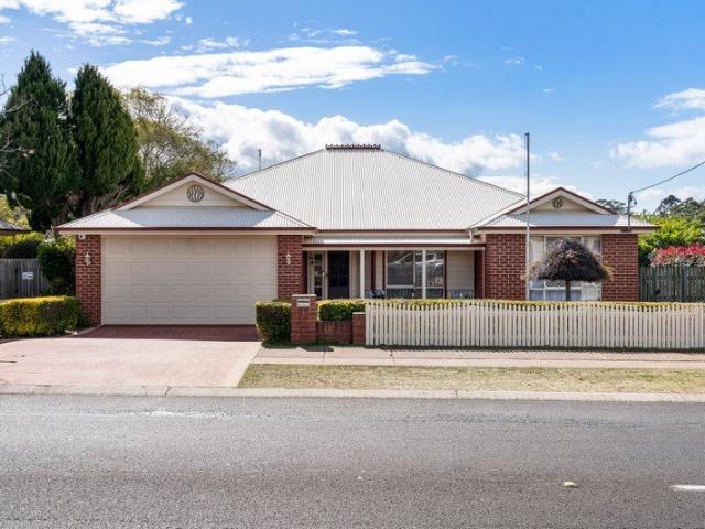 A Geoff Gibson Display Home Offering Convenient Family Living!