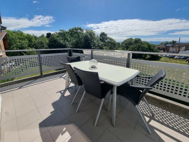 À Genolier, à 10 min de Nyon: lumineux duplex avec balcon