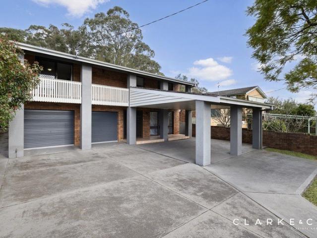 A GENEROUS FAMILY HAVEN WITH EXCEPTIONAL PARKSIDE APPEAL!