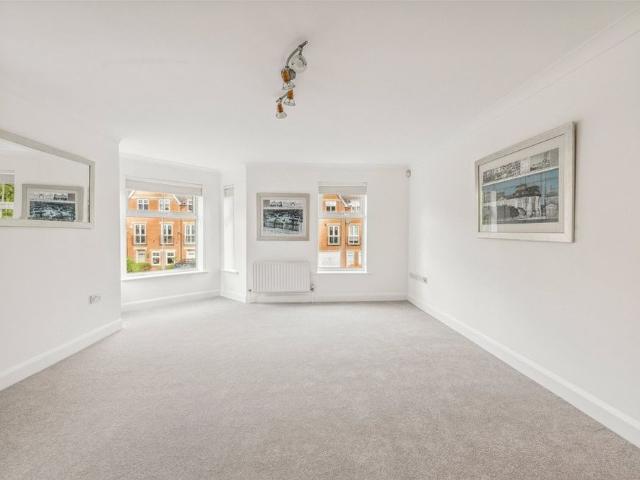 A generous, light first floor apartment with two double bedrooms within easy access to Summertown and Oxford City Centre