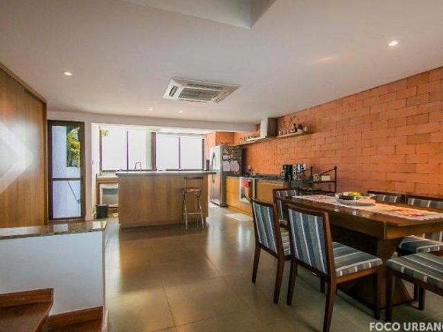 Casa com 4 quartos 2 suítes e 4 vagas à venda no bairro Chácara das Pedras em Porto Alegre