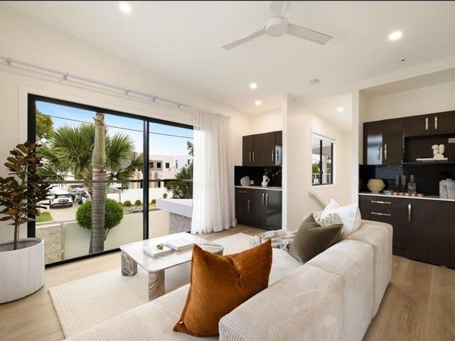 A Genuine Waterfront Entertainer in Broadbeach Waters: Canal Living at Its Absolute Finest
