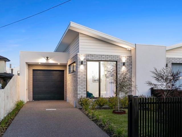 A Gleaming Modern Treasure Boasting Single Level Allure