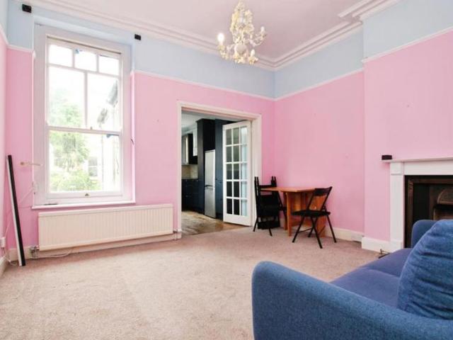 A good size property, with a separate kitchen, close to transport links and local amenties