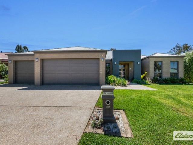 A Golf Course Lifestyle With Exceptional Space & Quality Craftsmanship