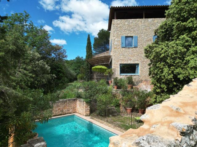 À Gordes, charmante maison en pierre de quatre chambres avec. 170m² Gordes
