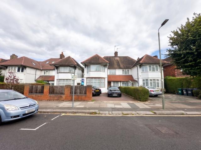 A gorgeous 5 bedroom semi detached house in NW11