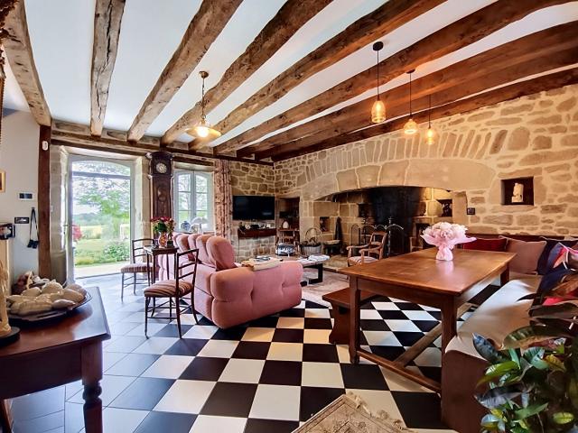 A Goulles, 15 min d'Argentat, à vendre Maison de caractère d. 232m² Goulles