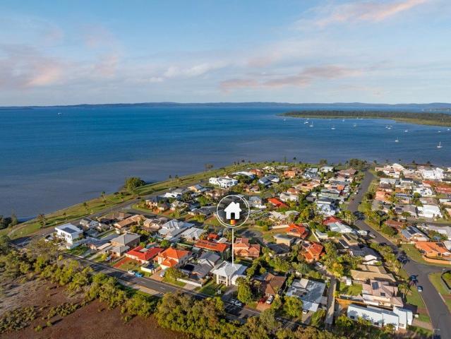 A GRAND COASTAL RESIDENCE IN AN EXCEPTIONAL WATERFRONT LOCATION